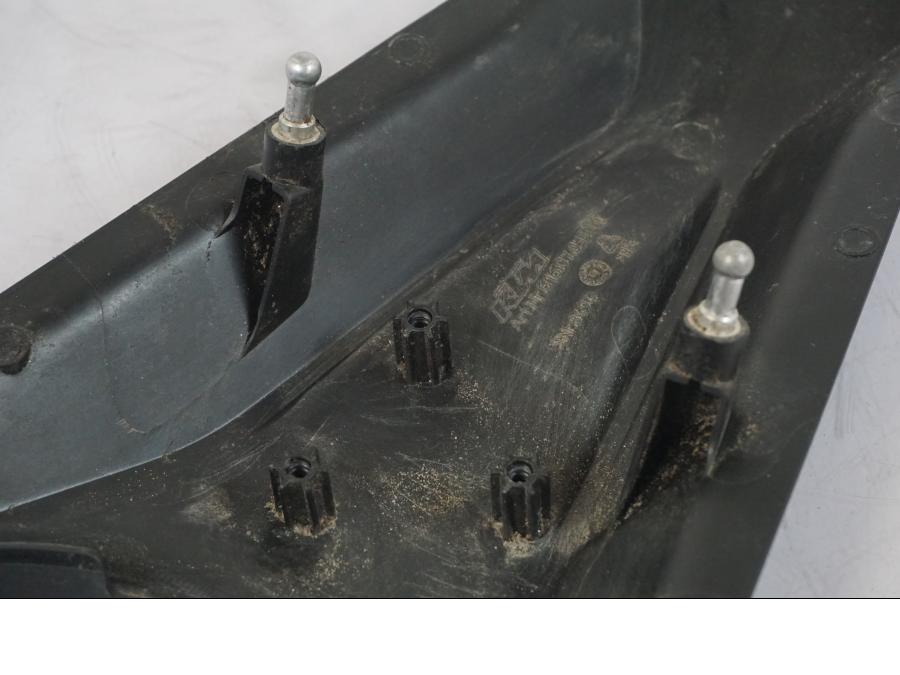 Extrabild2 på Bensintankkonsoll från en KTM 1290 Super Duke R -2018 motorcykel.