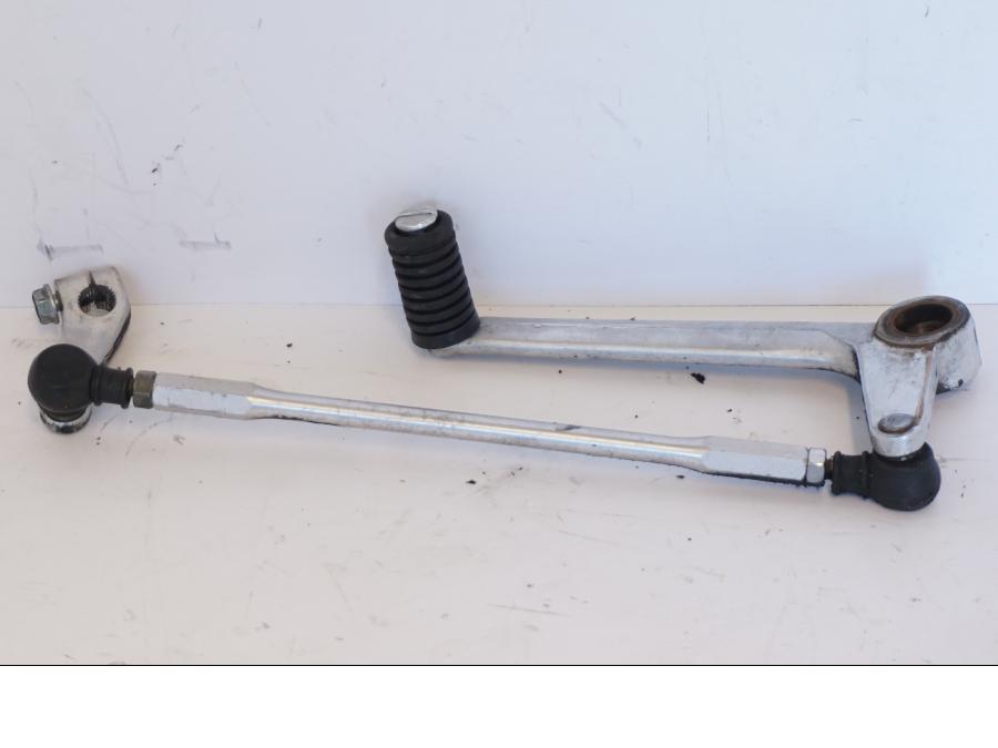 Snett nerifrån på Växelpedal från en Honda CBR 900 RR -2001 motorcykel.