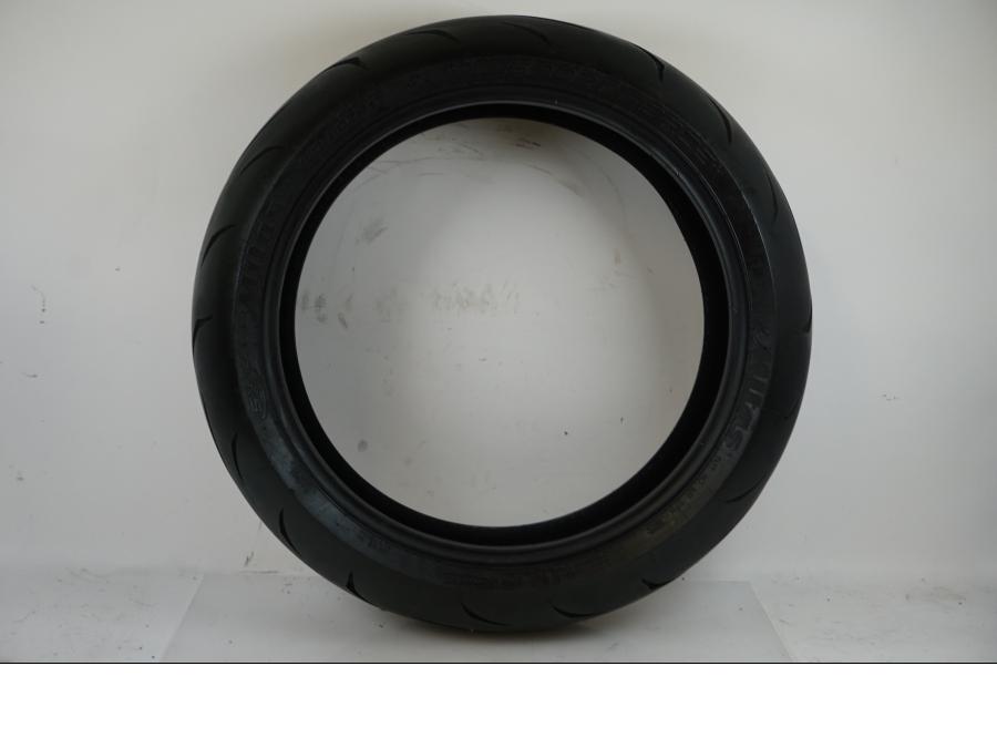 Framsidan på <p>Begagnad däck av märket - och modell Sportforce  .</p>

<p>Dimension 190/50-17. 73W</p>

<p>Mönsterdjup ca.4,5mm</p>

<p>Tillv. 29/2021</p> moped.