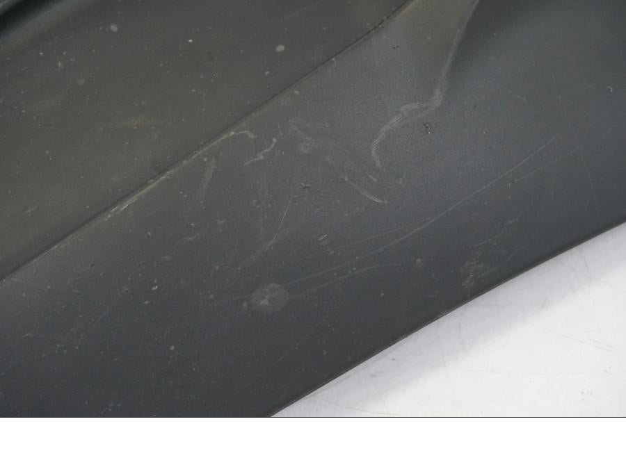 Höger sida på Svingskärm från en Ducati Hyperstrada -2013 motorcykel.