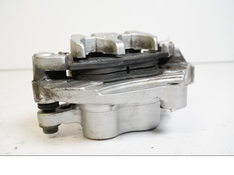 Vänster sida på Bromsok från en Yamaha XVS 1100 -2002 motorcykel.