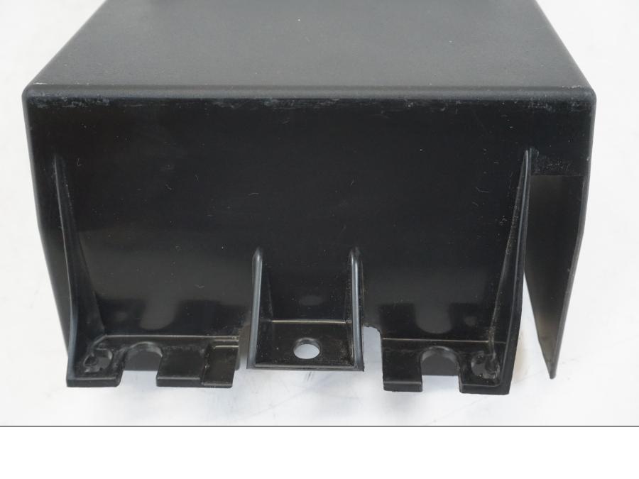 Snett uppifrån på Batterihållare från en Kawasaki NINJA 400 -2020 motorcykel.