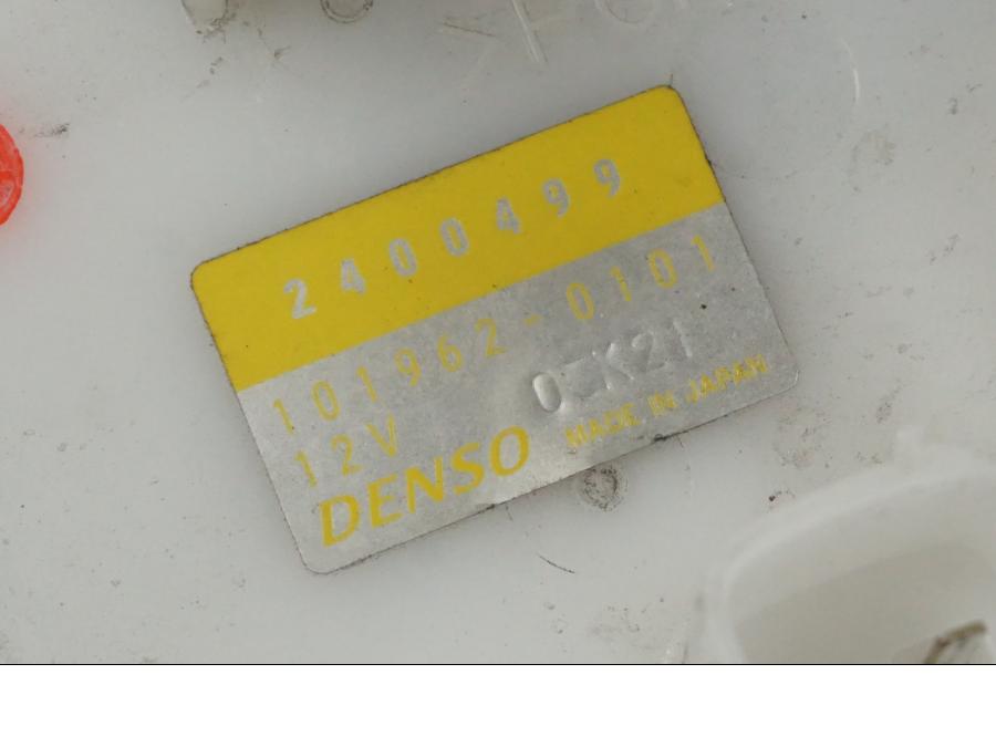 Snett nerifrån på Bensinpump insprut från en Triumph Tiger -2009 motorcykel.