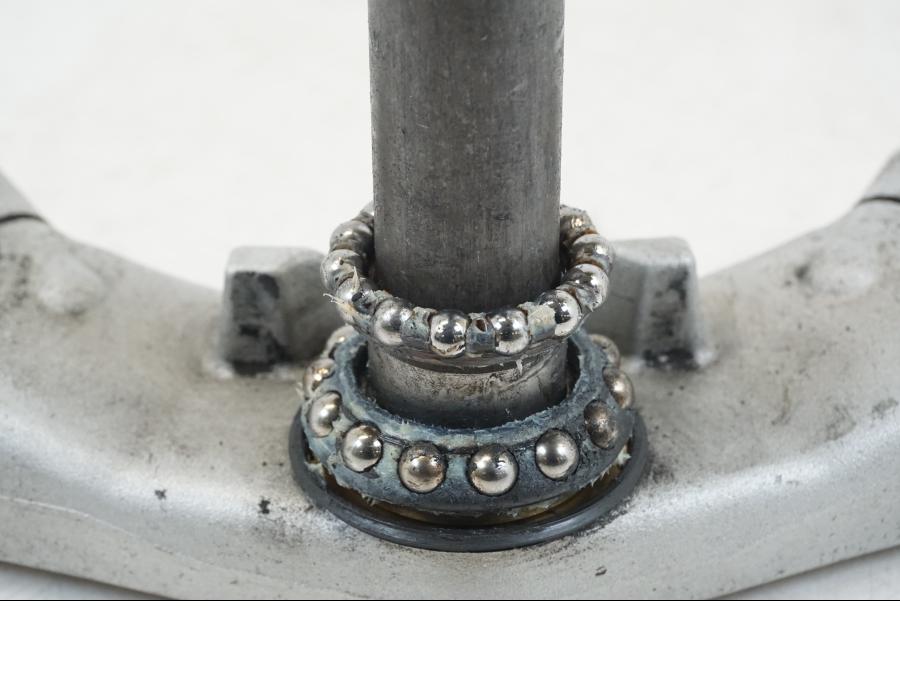 Höger sida på Gaffelkrona från en Honda ST 1300 -2002 motorcykel.