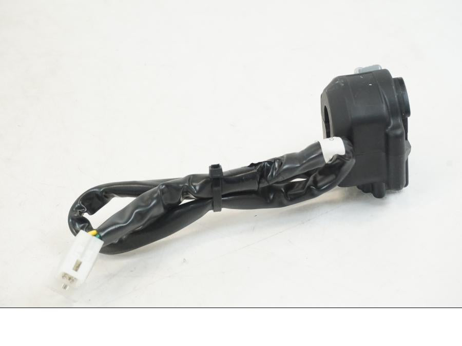 Snett nerifrån på Styrelreglage från en Husqvarna 701 Supermoto -2020 motorcykel.