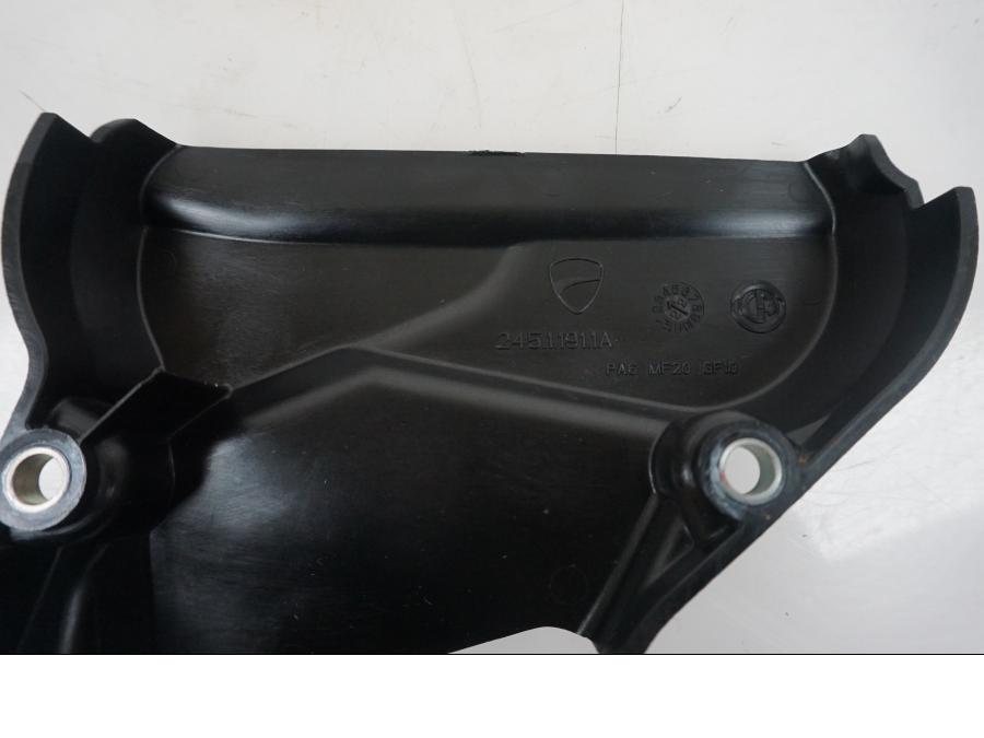 Höger sida på Motorkåpa från en Ducati Desert X -2022 motorcykel.