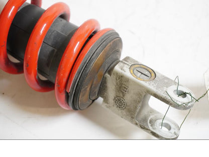 Snett uppifrån på Stötdämpare från en BMW S 1000 RR -2014 motorcykel.