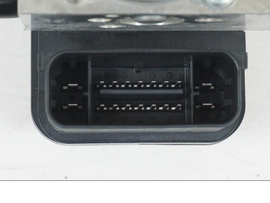 Snett uppifrån på ABS Modulator från en Yamaha MT-07 -2019 motorcykel.