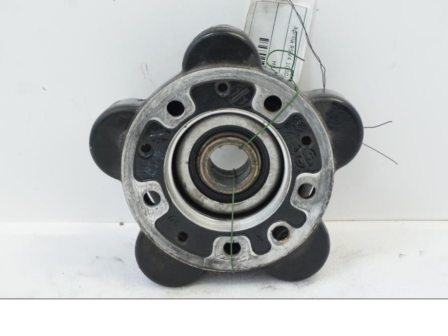 Höger sida på Drevfäste från en Aprilia RSV 1000 -2010 motorcykel.