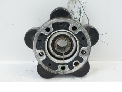 Höger sida på Drevfäste från en Aprilia RSV 1000 -2010 motorcykel.