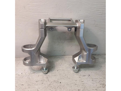 Framsidan på Styrfäste från en Honda ADV 750 -2017 motorcykel.