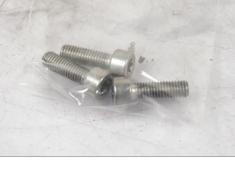 Vänster sida på Bensintankspåfyllning från en BMW F 800 R -2018 motorcykel.