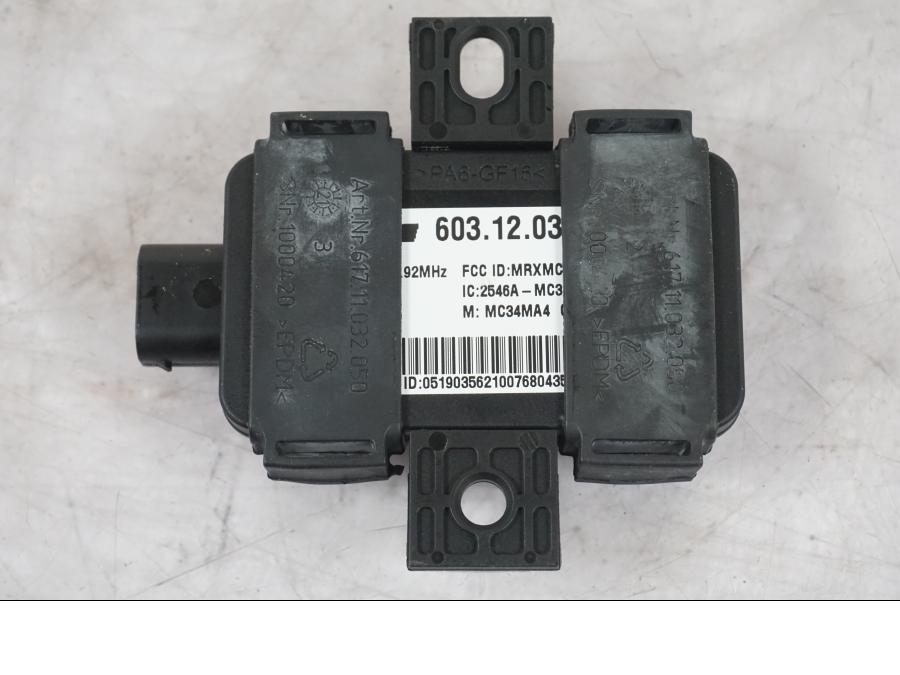 Snett uppifrån på RDC Styrenhet från en KTM 1290 Super Duke R -2022 motorcykel.