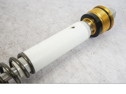 Snett uppifrån på Gaffelbensdelar från en Kawasaki ZX-6R -2006 motorcykel.