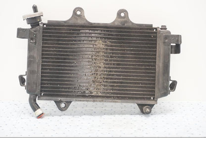 Framsidan på Vattenkyl från en KTM 125 Duke -2017 motorcykel.