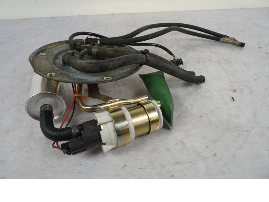 Vänster sida på Bensinpump insprut från en BMW R 850 R -2004 motorcykel.