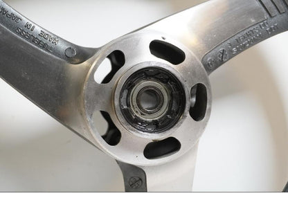 Baksidan på Fälg från en Suzuki VZ 800 -2002 motorcykel.