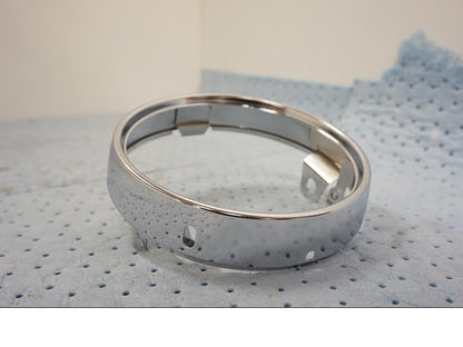 Framsidan på Strålkastarsarg från en Yamaha Alla -2016 motorcykel.