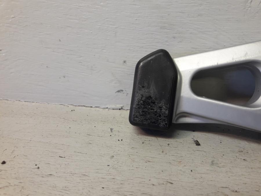 Baksidan på Fotpinnefäste från en BMW R 1150 R -2004 motorcykel.