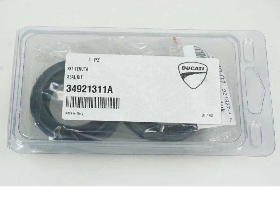 Framsidan på Gaffelben Öhlins från en Ducati Panigale V4S -2022 motorcykel.