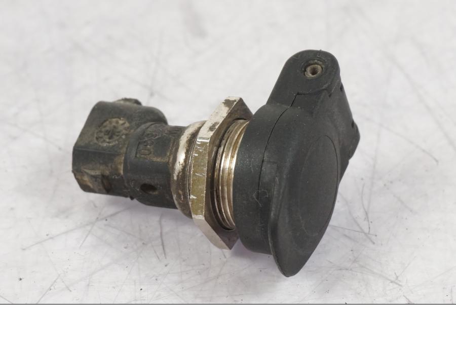 Framsidan på El uttag 12 V från en BMW R 1200 GS -2005 motorcykel.