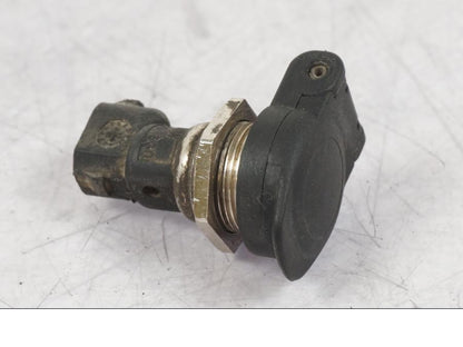 Framsidan på El uttag 12 V från en BMW R 1200 GS -2005 motorcykel.