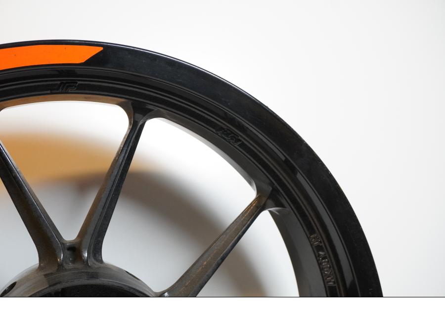 Extrabild4 på Fälg från en KTM 125 Duke -2017 motorcykel.