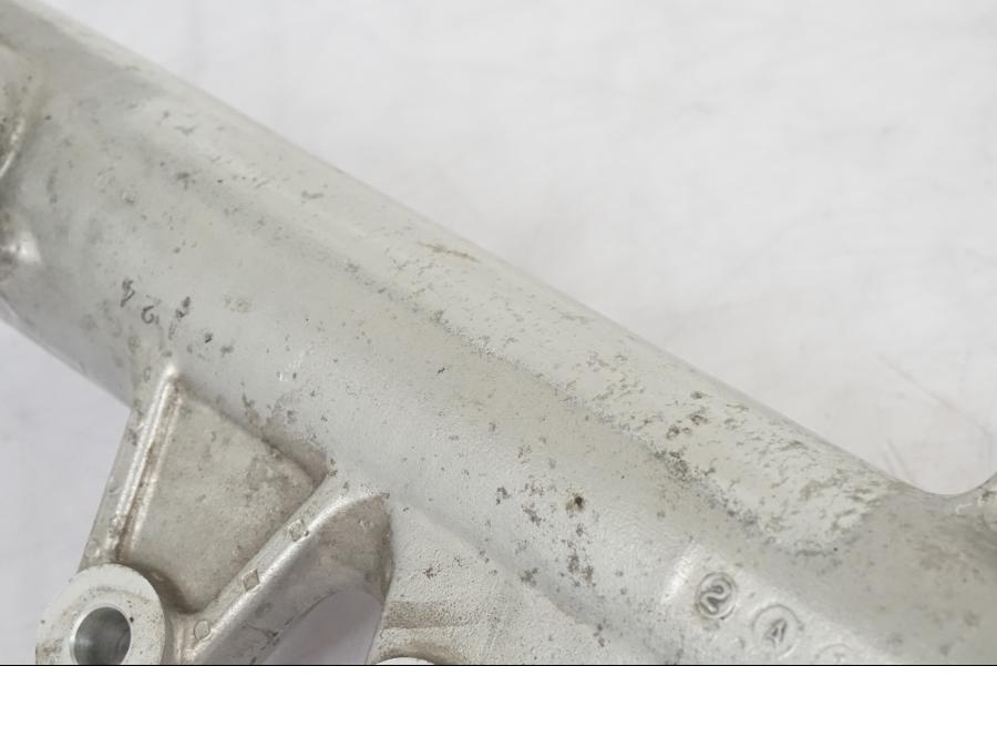 Snett nerifrån på Gaffelben från en Suzuki VL 800 -2002 motorcykel.