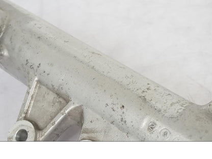 Snett nerifrån på Gaffelben från en Suzuki VL 800 -2002 motorcykel.