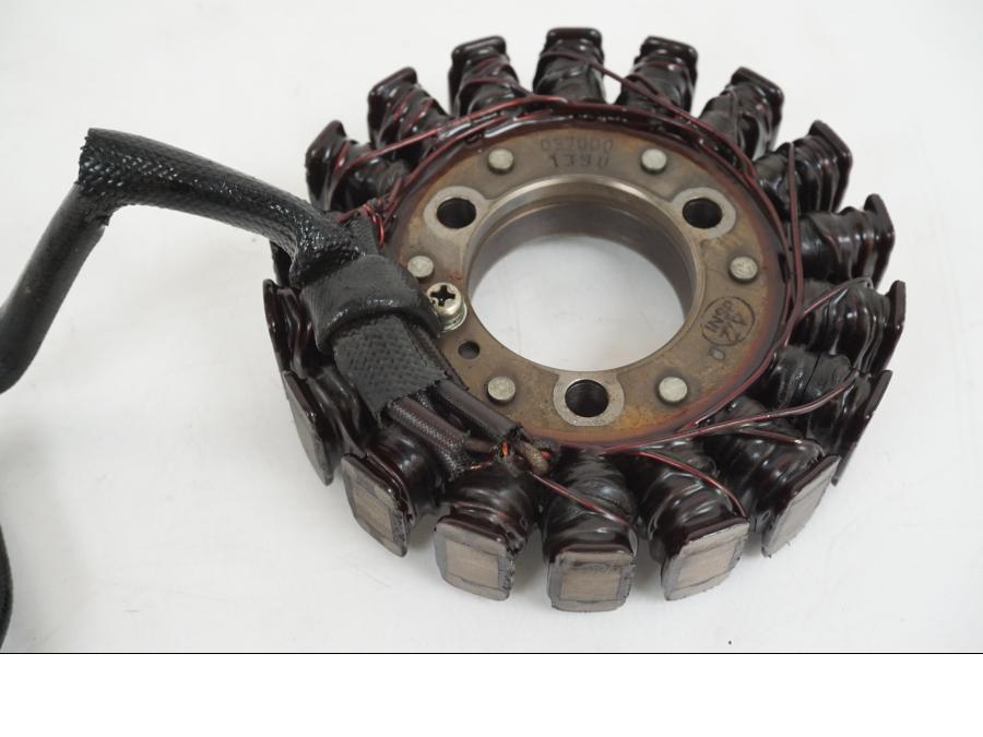 Baksidan på Generator från en Suzuki GS 1000 -1978 motorcykel.