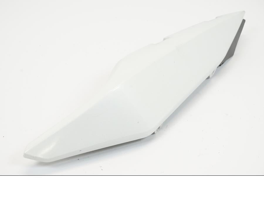 Baksidan på Bakvinge från en Yamaha XJ 6 -2011 motorcykel.