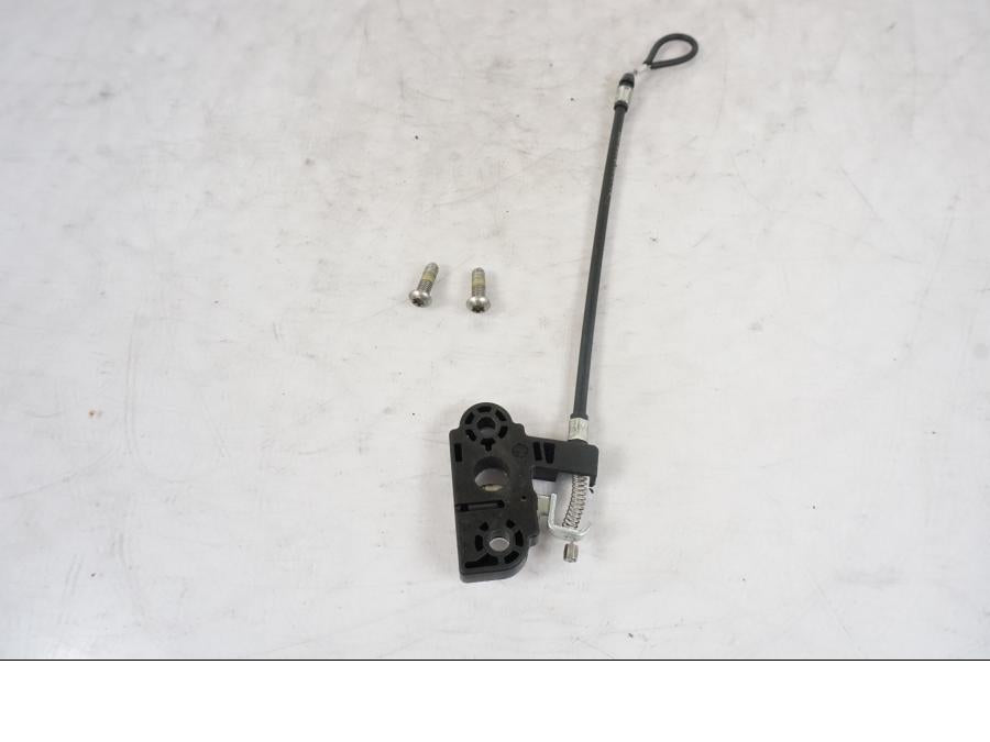 Framsidan på Sadellåsmekanism från en KTM 1290 Super Duke R -2021 motorcykel.