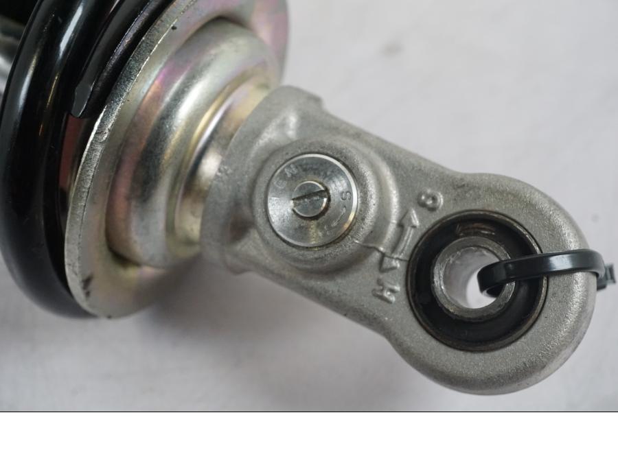 Snett nerifrån på Stötdämpare från en Yamaha MT-09 -2020 motorcykel.