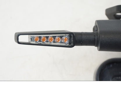 Snett uppifrån på Skylthållare från en Triumph Speed Triple -2021 motorcykel.