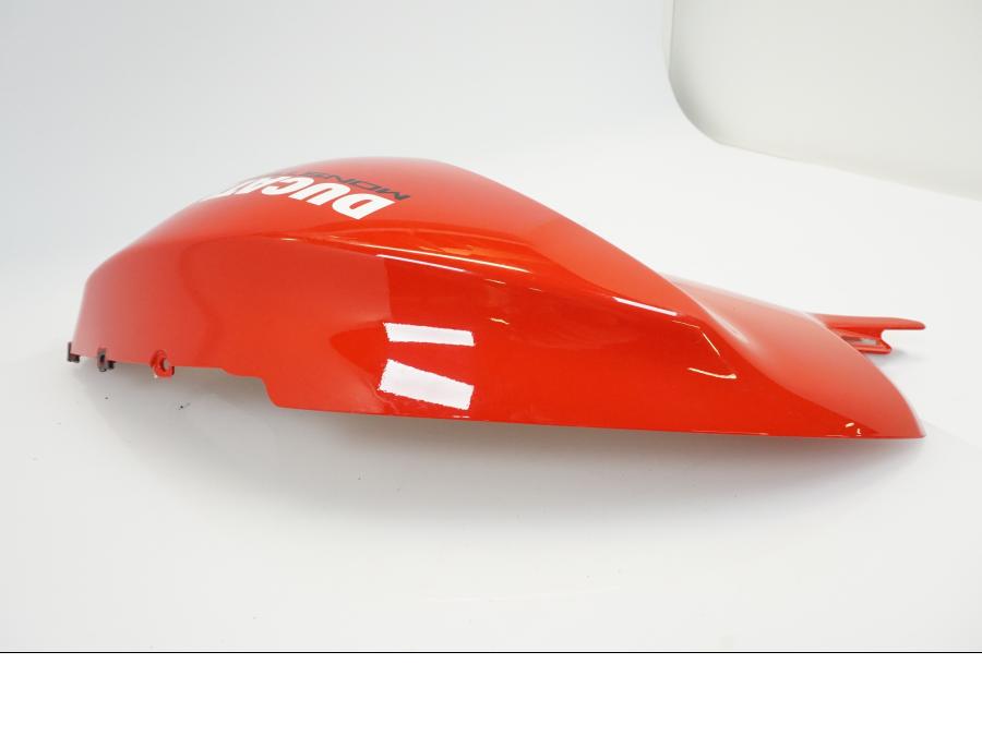 Vänster sida på Bensintankskåpa från en Ducati Monster 769 -2013 motorcykel.