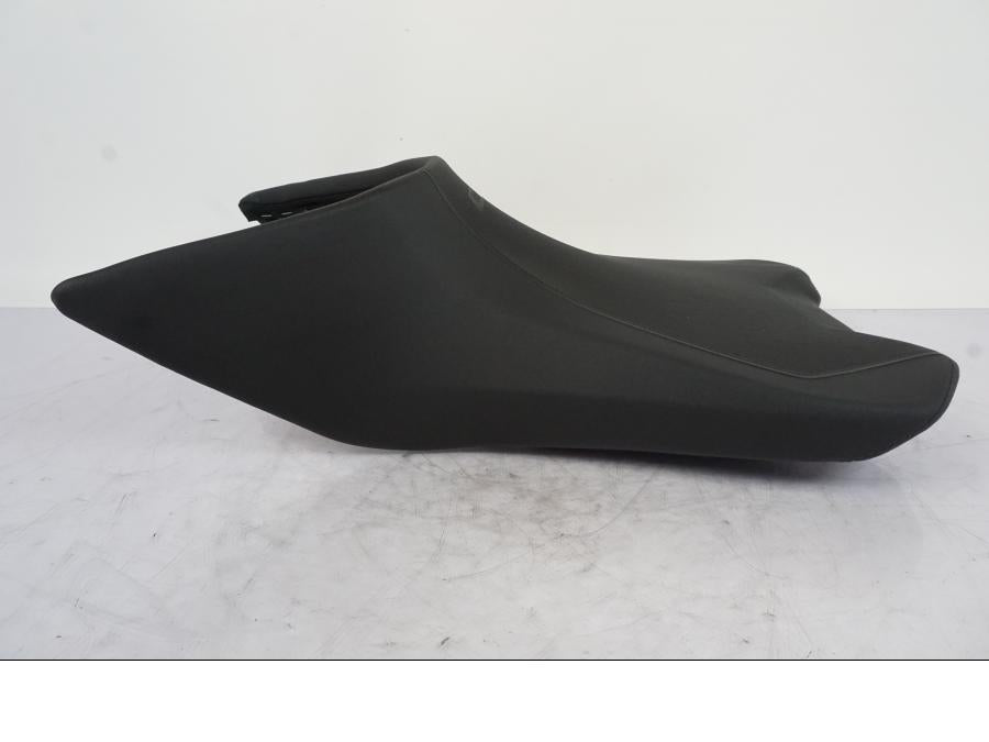 Baksidan på Sadel från en KTM 1290 Super Duke -2019 motorcykel.