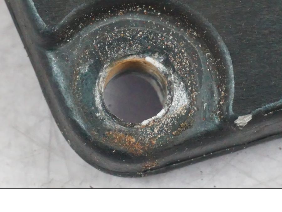 Baksidan på Motorfäste från en Suzuki GSF 1250 -2010 motorcykel.