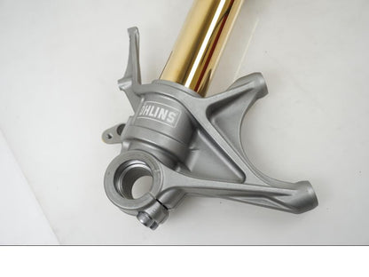 Baksidan på Gaffelben Öhlins från en Ducati Streetfighter S -2020 motorcykel.