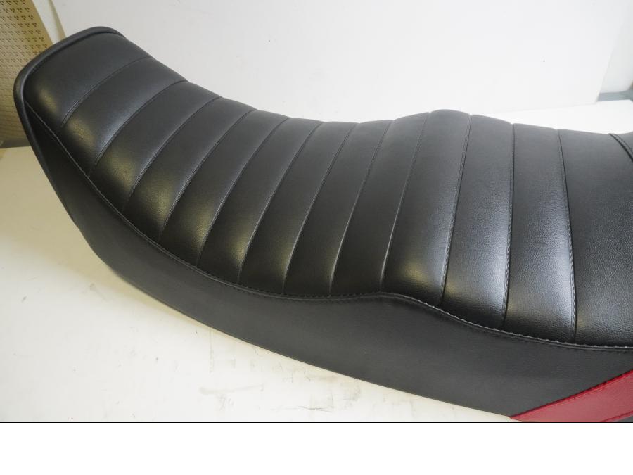 Höger sida på Sadel från en Kawasaki GPZ 1100 -1985 motorcykel.