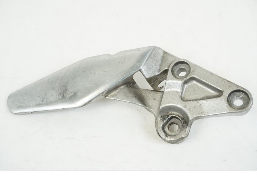 Framsidan på Fotpinnefäste från en Yamaha FZR 1000 -1990 motorcykel.