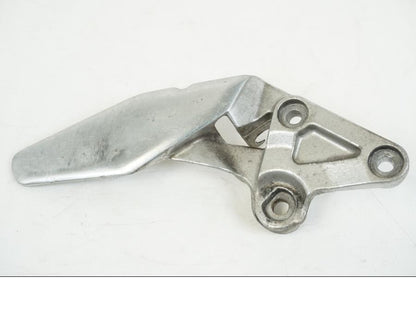 Framsidan på Fotpinnefäste från en Yamaha FZR 1000 -1990 motorcykel.