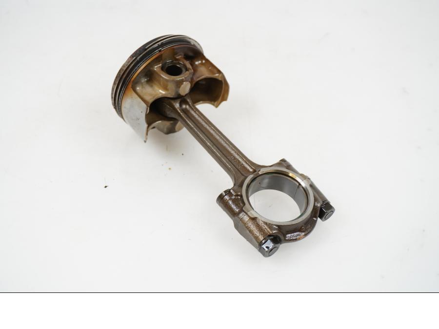 Framsidan på Kolv från en Yamaha FJR 1300 -2005 motorcykel.