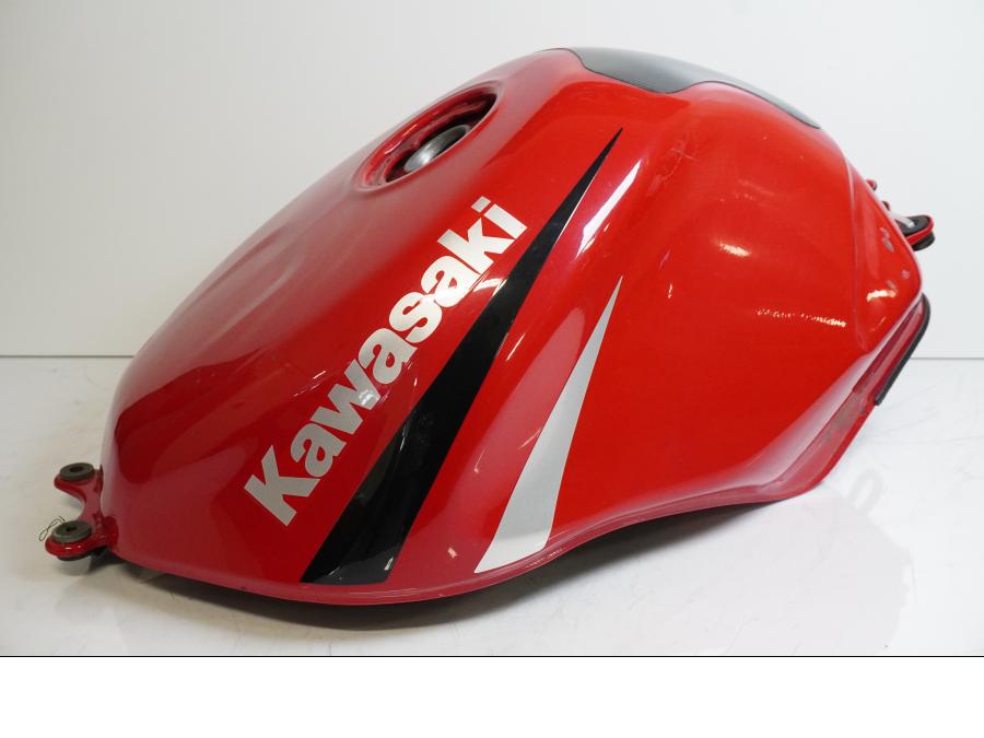 Snett nerifrån på Bensintank från en Kawasaki ZX-6R -1999 motorcykel.