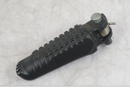 Framsidan på Fotpinne från en KTM 1290 Super Duke R -2022 motorcykel.