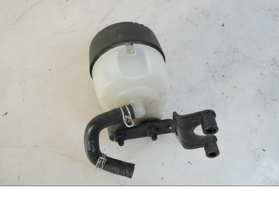 Baksidan på Bromsvätskebehållare från en BMW F 800 GS -2008 motorcykel.