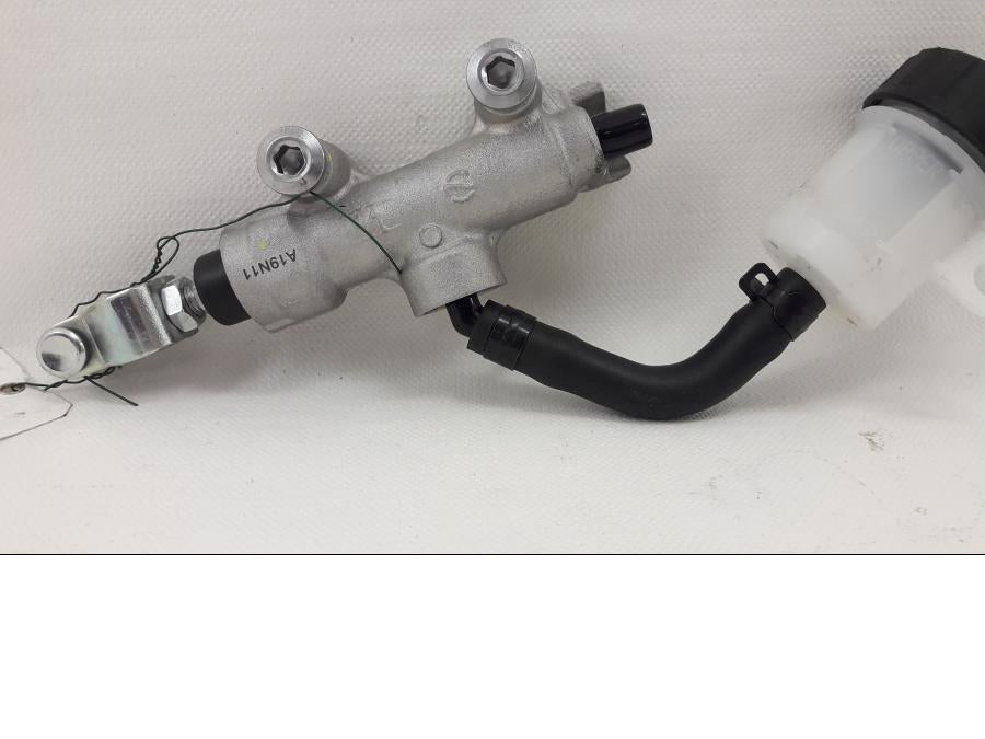 Framsidan på Bromshuvudcylinder från en Kawasaki Z 900 -2020 motorcykel.