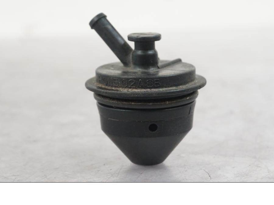 Vänster sida på Bensintanksavluftare från en Buell 1125 R -2008 motorcykel.