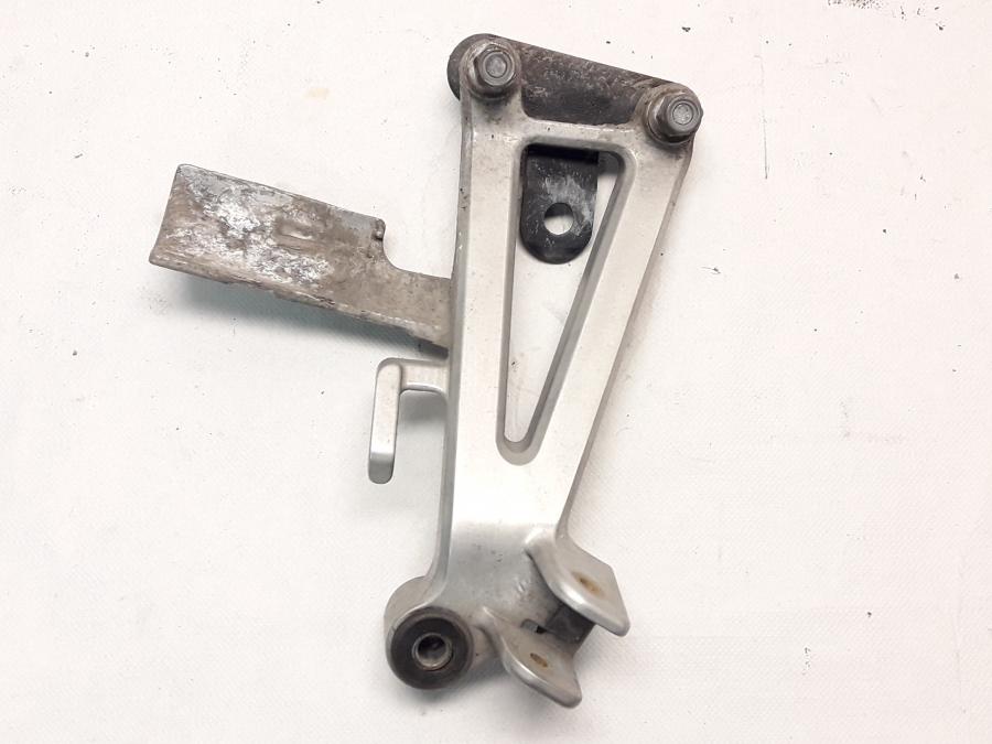 Framsidan på Fotpinnefäste från en Honda CBR 600 -1997 motorcykel.