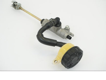 Höger sida på Bromshuvudcylinder från en Honda XRV 750 -2003 motorcykel.