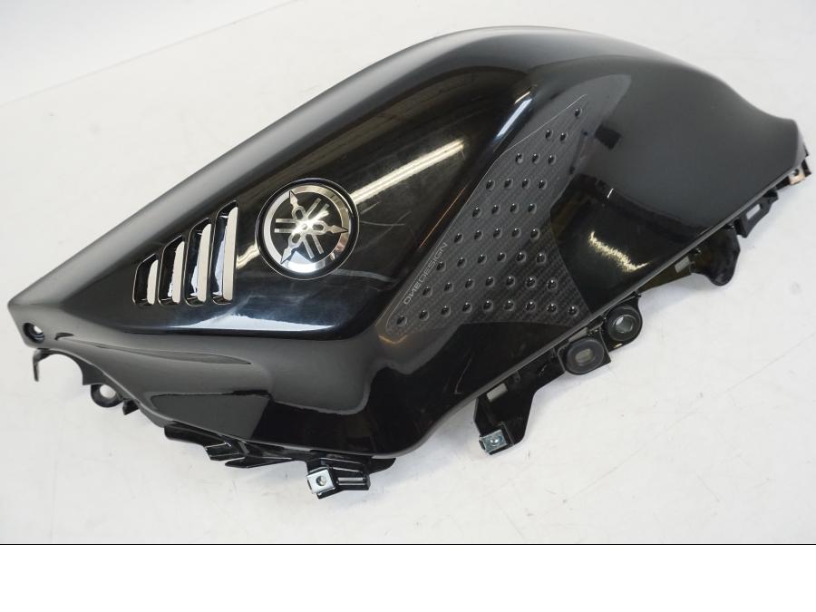 Framsidan på Tankkåpa från en Yamaha YZF R7 -2022 motorcykel.